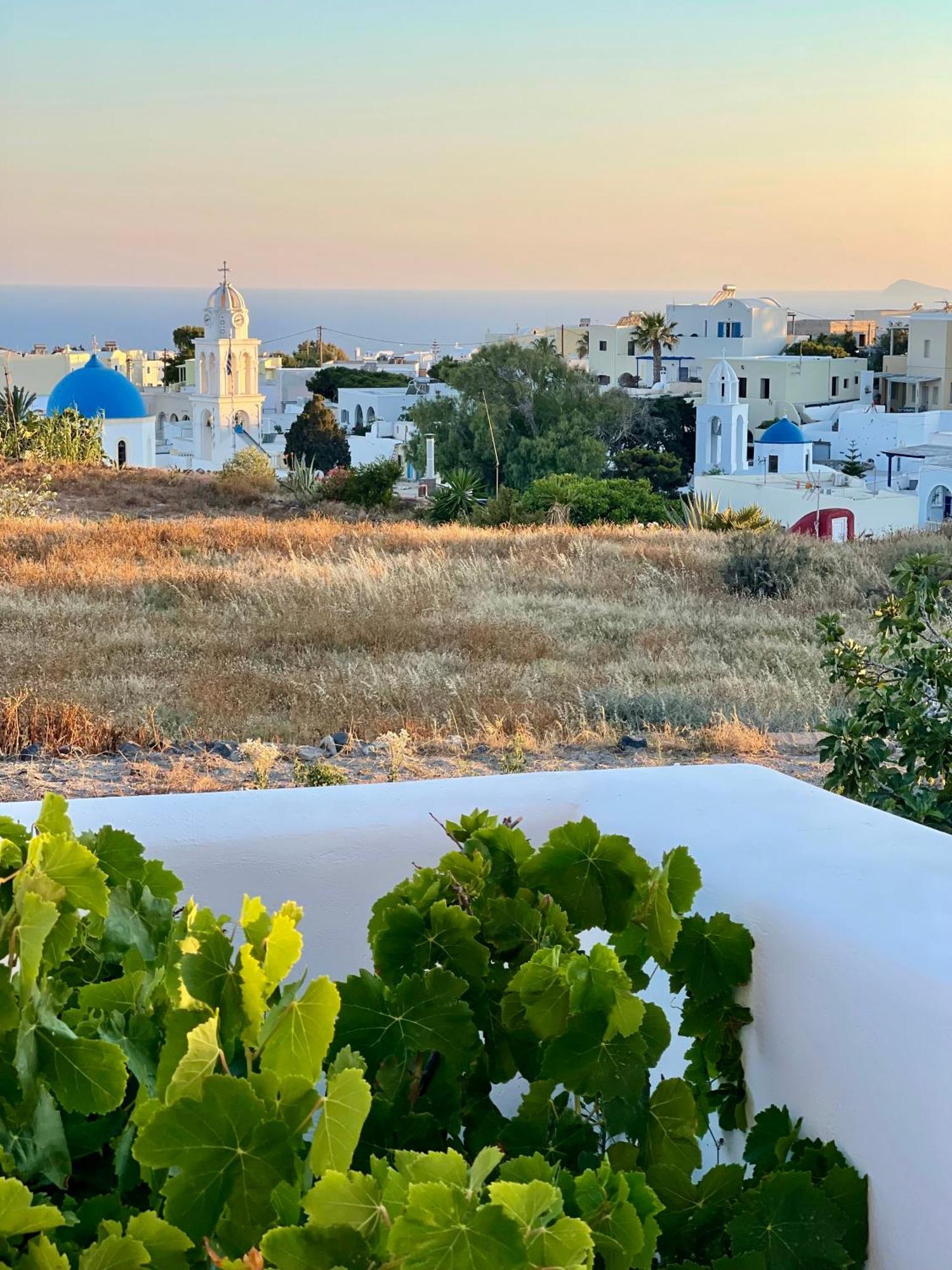 White Harmony Suites Мегалохори Екстериор снимка