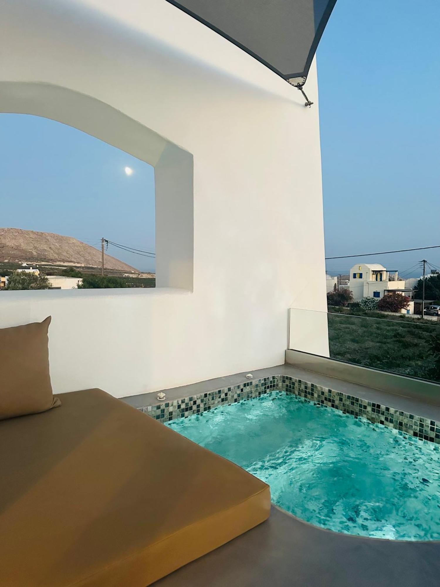White Harmony Suites Мегалохори Екстериор снимка